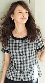 26140 en joie(アンジョア) ネックラインを美しく見せる広め襟のチェック柄オーバーブラウス 93-26140