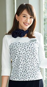 46570 en joie(アンジョア) 花柄×白の清潔感あるニット素材のプルオーバートップス リバティプリント 花柄 93-46570