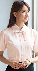 en joie(アンジョア) 06172 ボウタイ風リボンが大人可愛いベーシックな半袖ブラウス(リボン付) 93-06172
