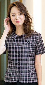 en joie(アンジョア) 26315 ラウンドネックで上品にかわいいチェック柄のオーバーブラウス 93-26315