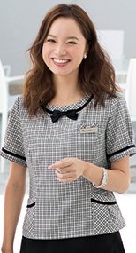 en joie(アンジョア) 46440 ストレスフリーな着心地のチェック柄プルオーバーブラウス(ブローチ付) 93-46440