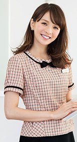en joie(アンジョア) 46440 ストレスフリーな着心地のチェック柄プルオーバーブラウス(ブローチ付) 93-46440