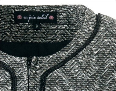 黒パイピングが襟、胸、裾などのデザインアクセントに