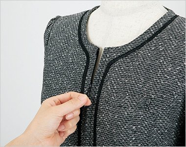 フロントファスナーだから着脱時に化粧崩れなど気にならない