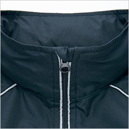 アゴにファスナーが当たるのを防止してノドを守るチンガード