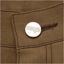 ロゴ入りの刻印タックボタン