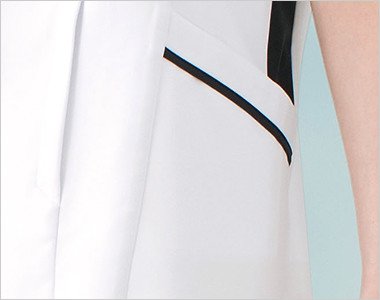 ネイビーのテープカラーが入った両脇ポケット