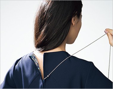 背中に手をまわさずスムーズに閉められます