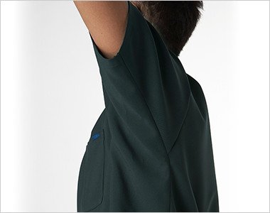 エルゴカット 人間工学に基づいた腕を上げた状態の型取りにより、上半身を大きく動かしてもウェアの突っ張りが気になりません。