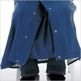 足の運動性を確保する為に内側の三角布を装備