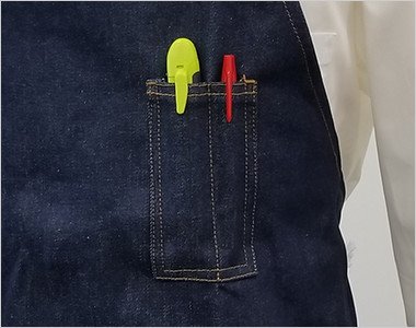 左胸にペン差しポケットが2つあり、ペンとカッターなどが収納できます