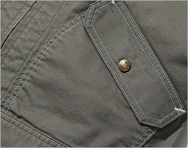物が落ちにくいフラップ付きの両脇ポケット