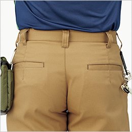 左右のベルト通しは、カラビナなどを装着できるダブルループ仕様