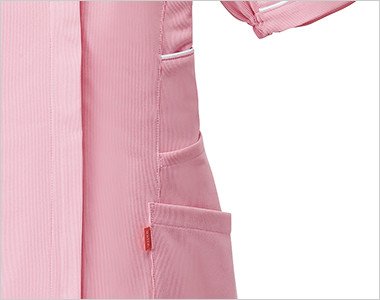 両脇には収納力豊富な三段ポケット