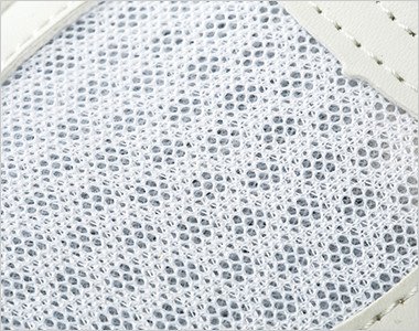 通気性に優れたメッシュを使用し、靴内のムレを軽減します。