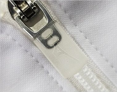 MZ-0056 ミズノ(mizuno) メンズハーフコート(男性用) MIZUNOロゴの入ったフロントファスナー部分