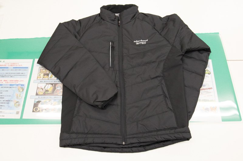 背面がマイクロフリースで軽く暖かいジャケットは、屋外作業にぴったり